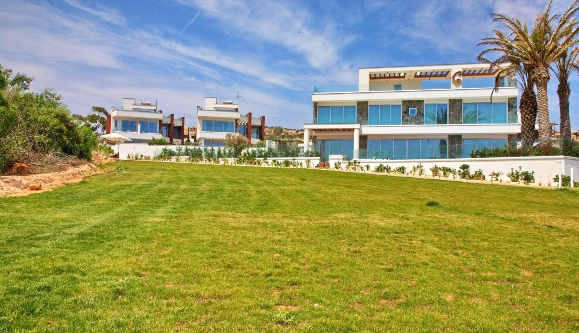 Beachfront Luxury Idania Willa *