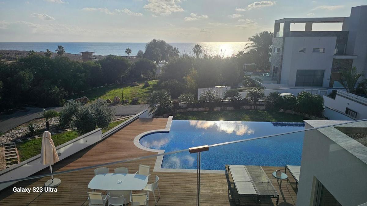 Beachfront Luxury Idania Willa *