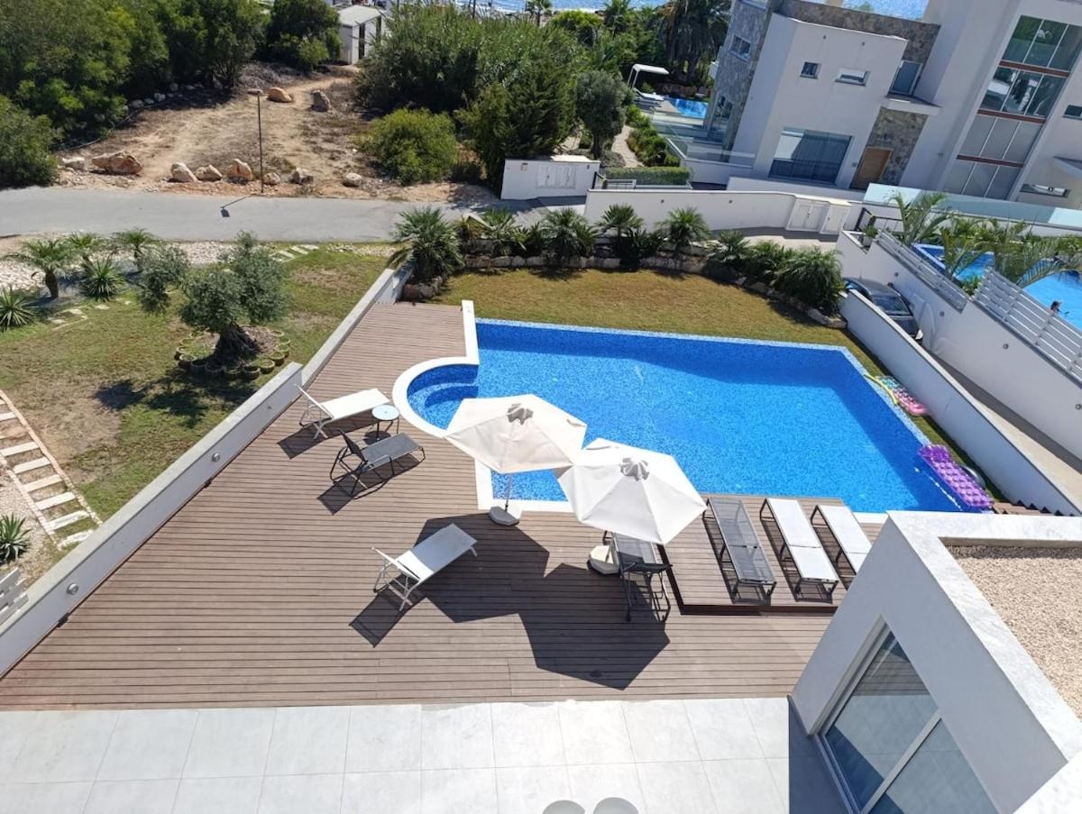 Beachfront Luxury Idania Willa *