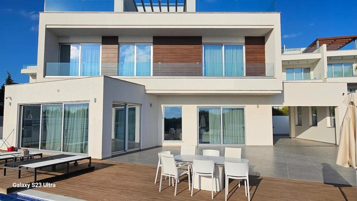 Beachfront Luxury Idania Willa